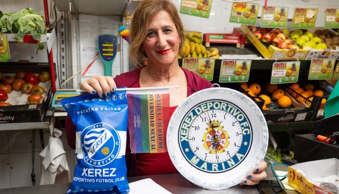 Marina Villalba, con objetos de su Xerez DFC y la bandera del colectivo LGTBI.