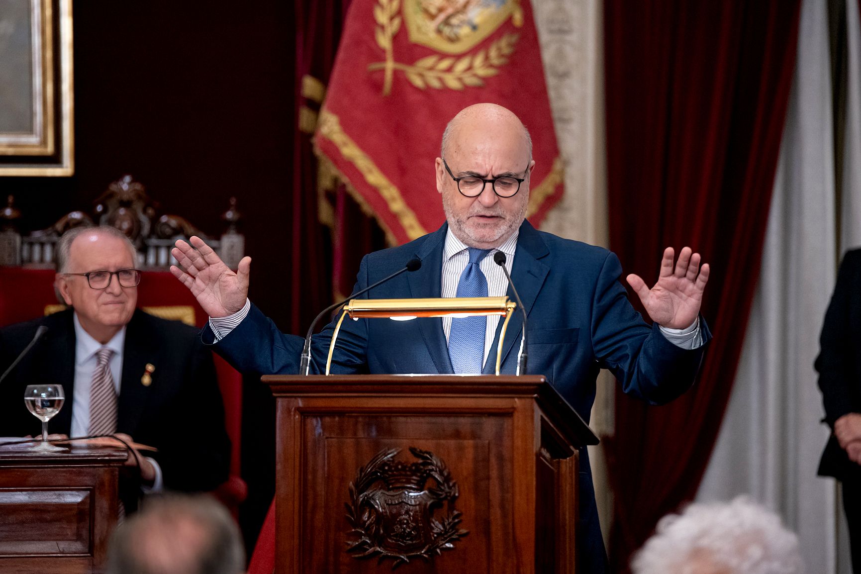 Carlos Rosado, ex concejal del PSOE en la primera corporación, durante su intervención en el acto.   REYNA