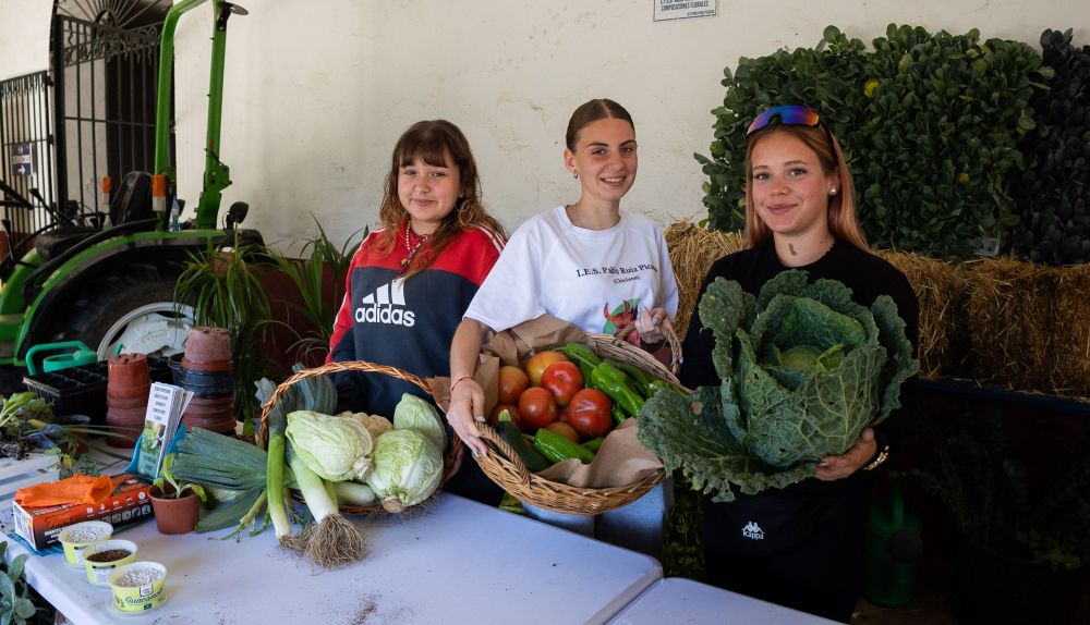 Carmen junto a sus compañeras de Producción Agroecológica.