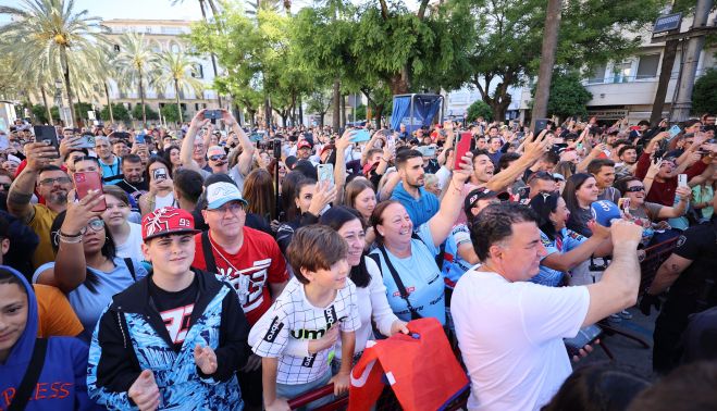 Cientos de aficionados se han congregado para ver a los hermanos Márquez.