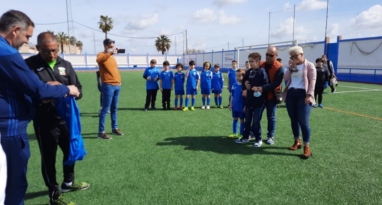 Manuel, junto a sus padres, en el emotivo homenaje que ha recibido.