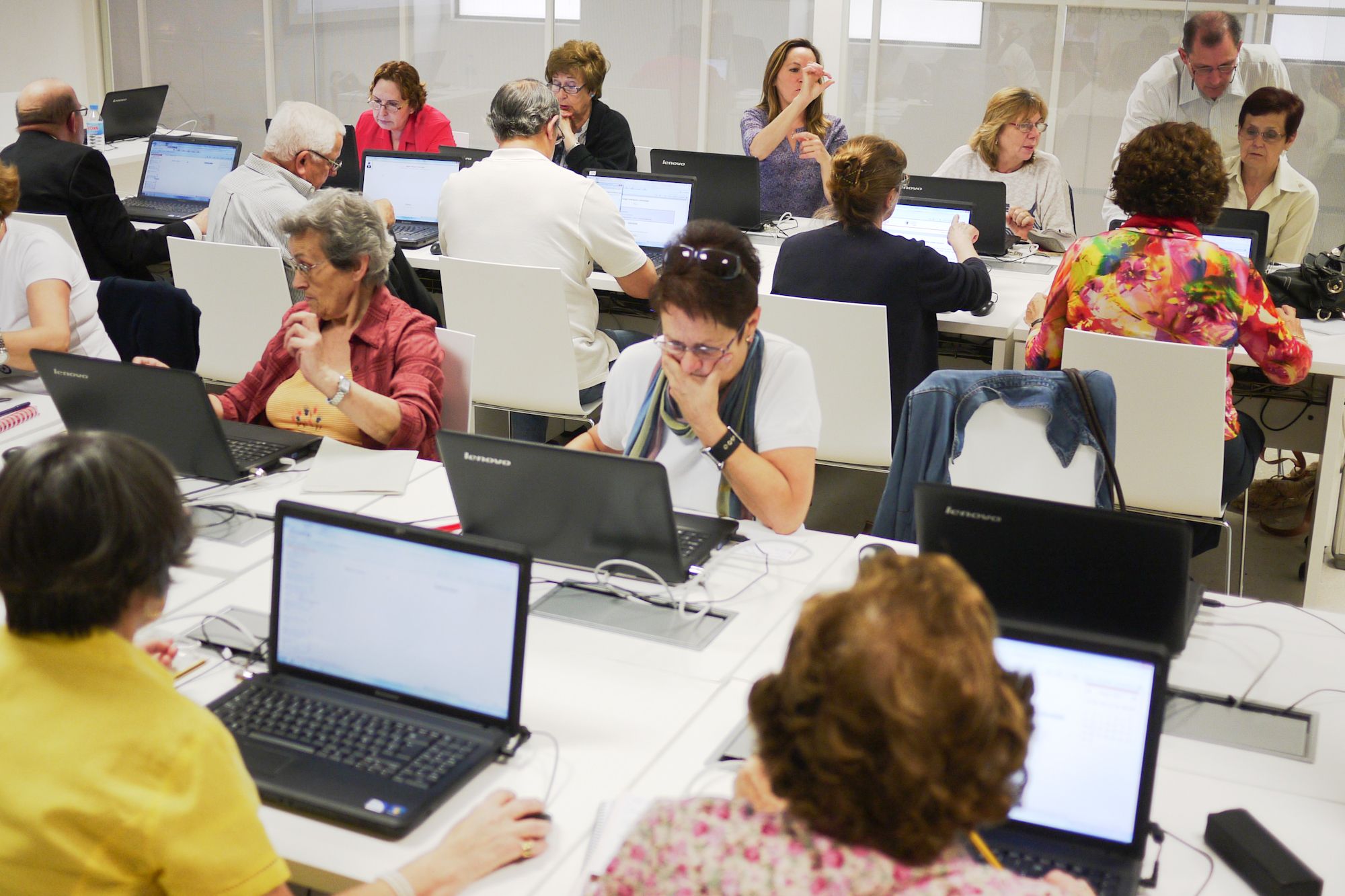 Adultos y mayores en un curso de informática, en una imagen de archivo.