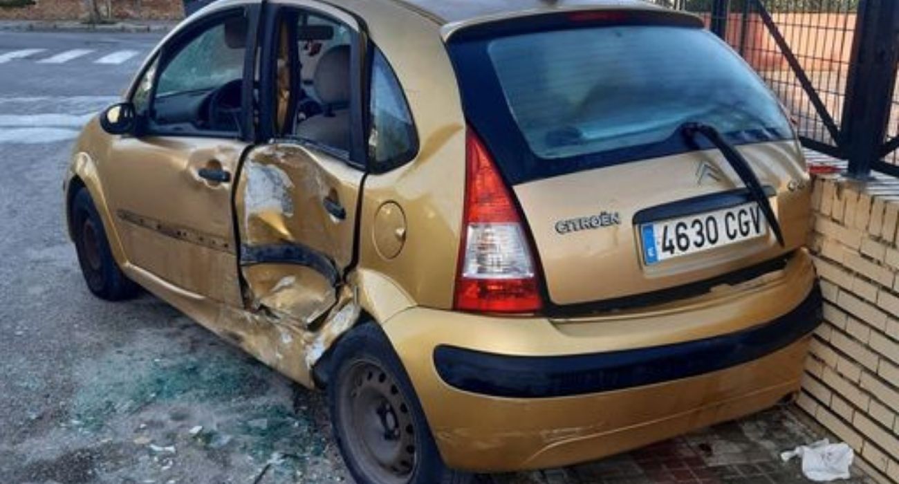 Así ha quedado el coche destrozado en Sanlúcar de Barrameda.