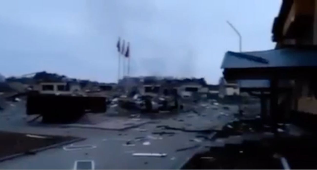 Así ha quedado la base militar próxima a Polonia bombardeada por Rusia.