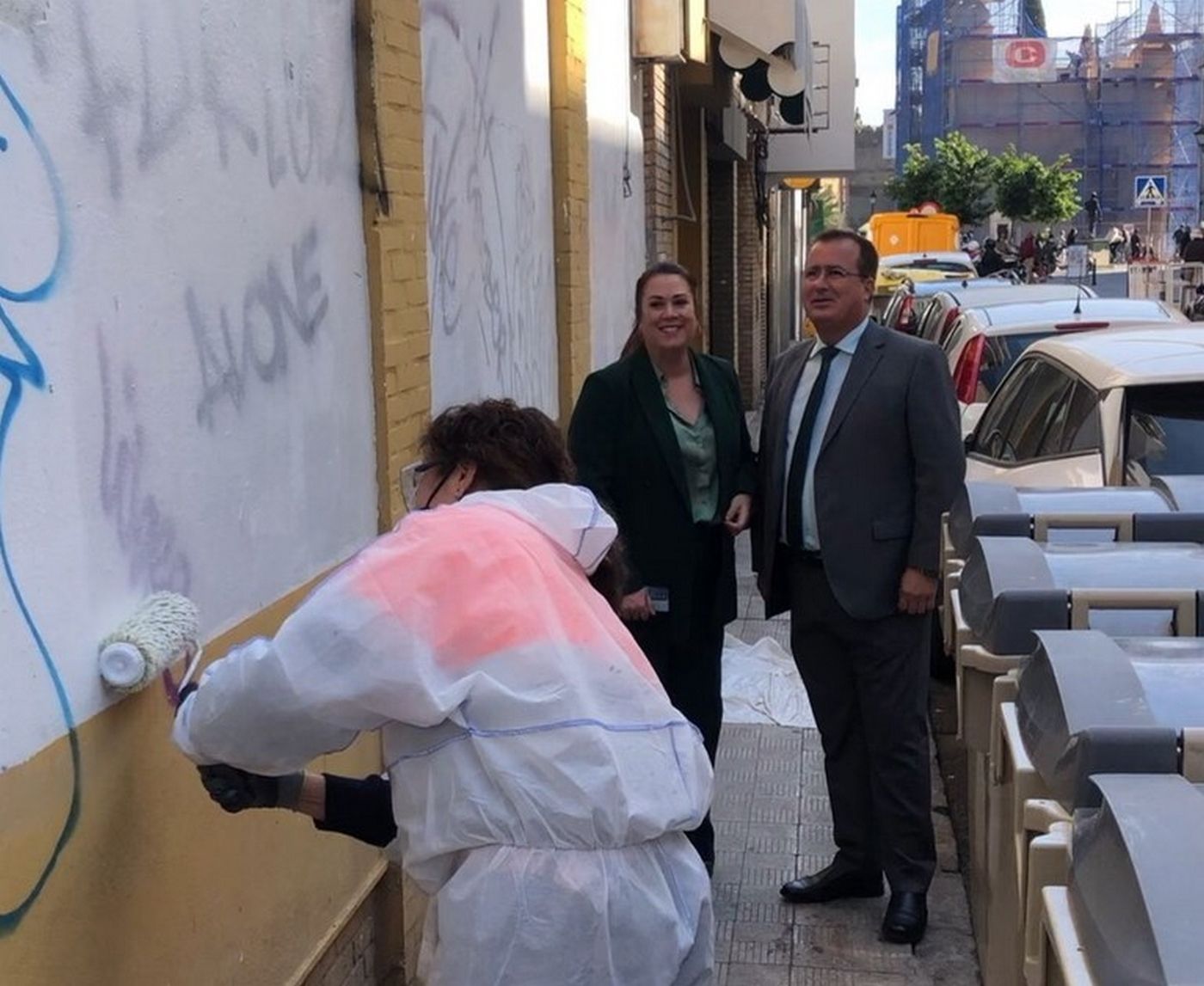 Operarios de Lipasam limpiando pintadas vandálicas en Sevilla