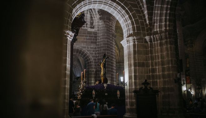 El Cristo de la Defensión transitando por el interior de la Catedral.   ESTEBAN
