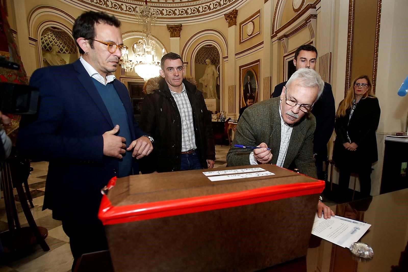 'Kichi' haciendo la entrega de los restos a los nietos del represaliado. Foto: Europa Press.