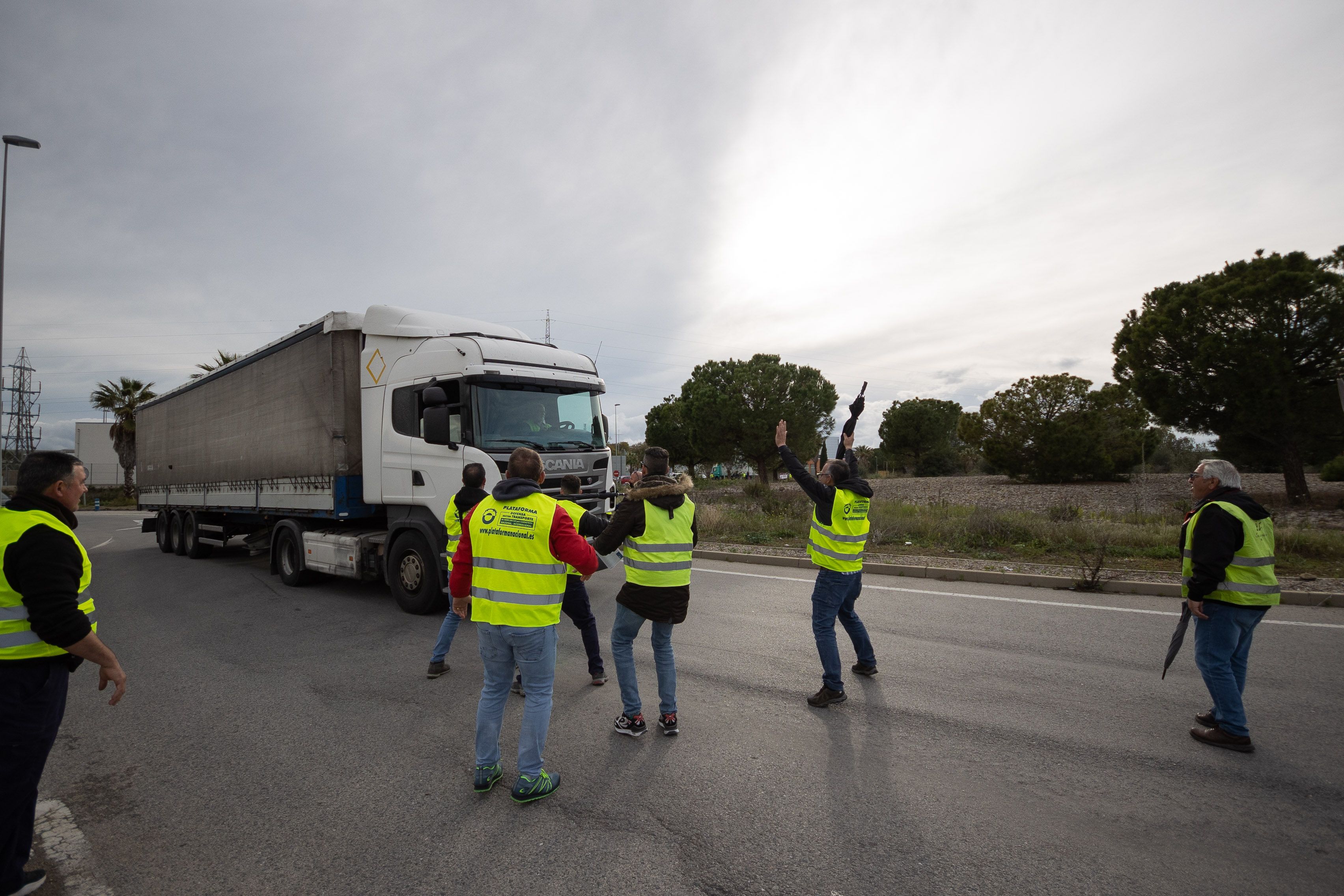 Camioneros que secundan la huelga del transporte.