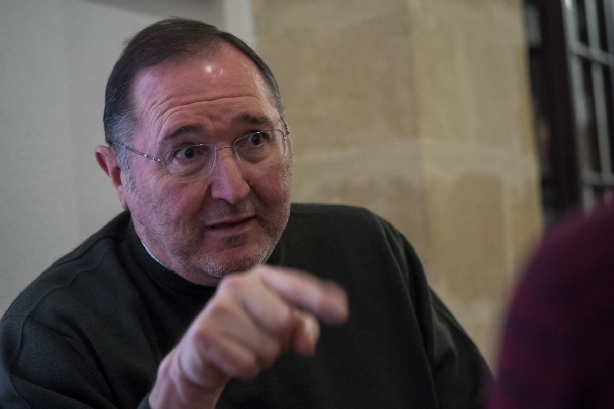 El catedrático de la UCA durante un momento de la entrevista. FOTO: MANU GARCÍA.