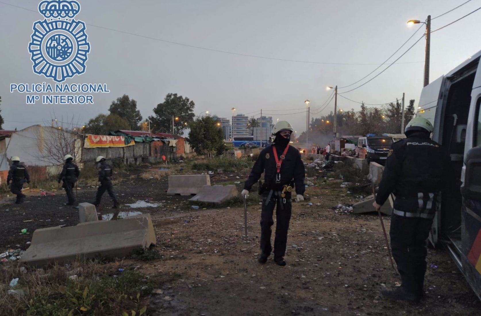 Imagen de archivo de una actuación policial en el asentamiento del Vacie, en Sevilla.