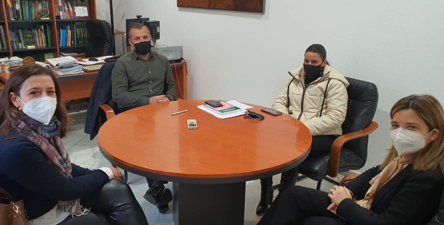 Reunión del Ayuntamiento de Conil con la directora de Unicaja para evitar el cierre en El Colorado.