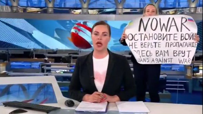 Marina Ovsyannikova con el cartel de 'No a la guerra'