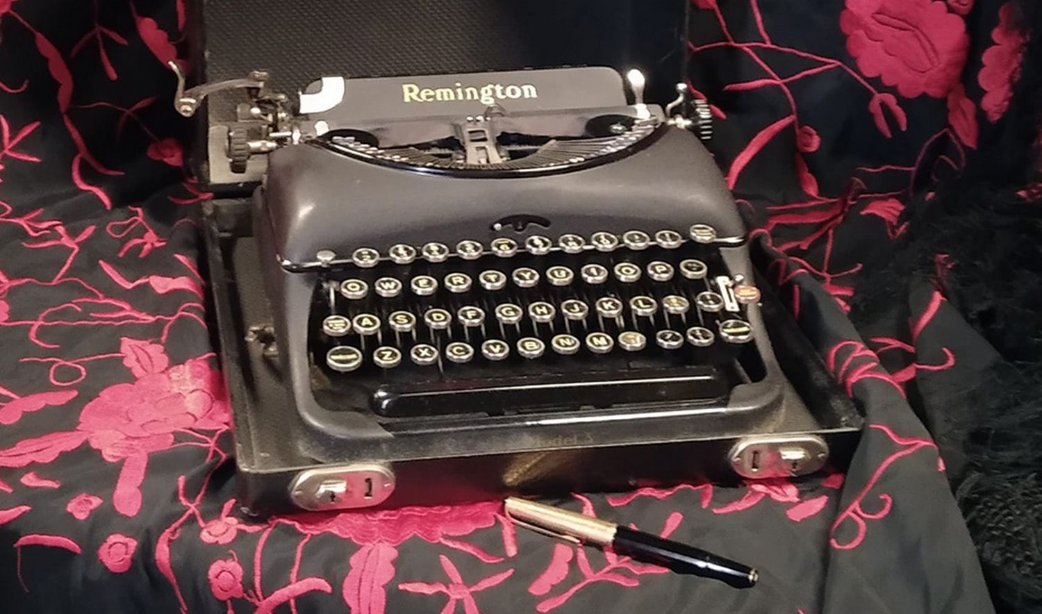 La máquina de escribir Remington y la pluma Mont Blanc que fueron de Antonio Quintero Ramírez.