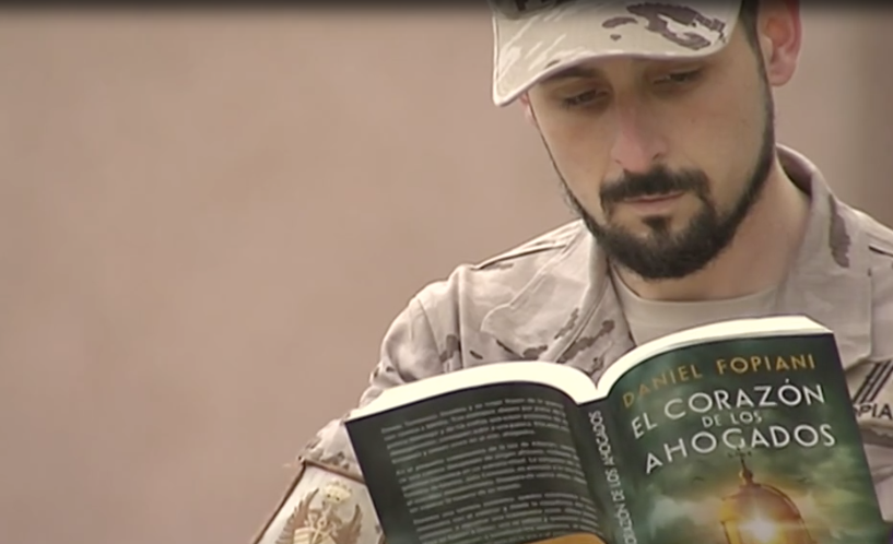 El sargento Daniel Fopiani, leyendo su última novela.