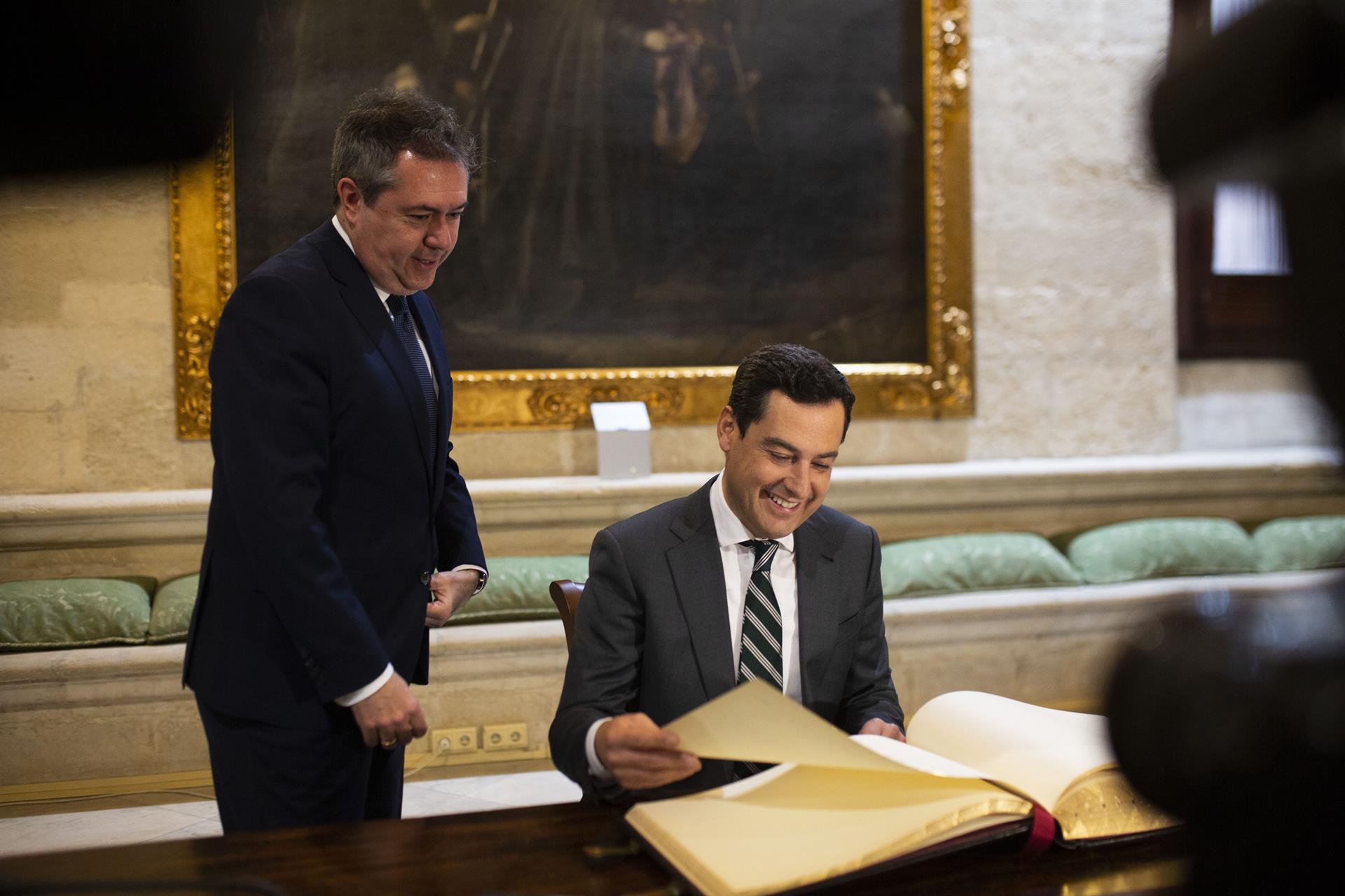El alcalde de Sevilla y líder del PSOE-A, Juan Espadas junto al presidente de la Junta, Juan Manuel Moreno Bonilla en un encuentro pasado.