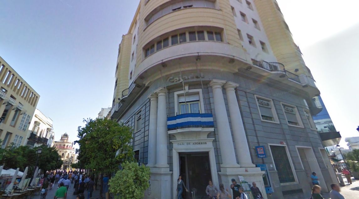 El edificio de la antigua Caja de Ahorros de Jerez, hoy sede de Caixabank. Foto: Google Maps.