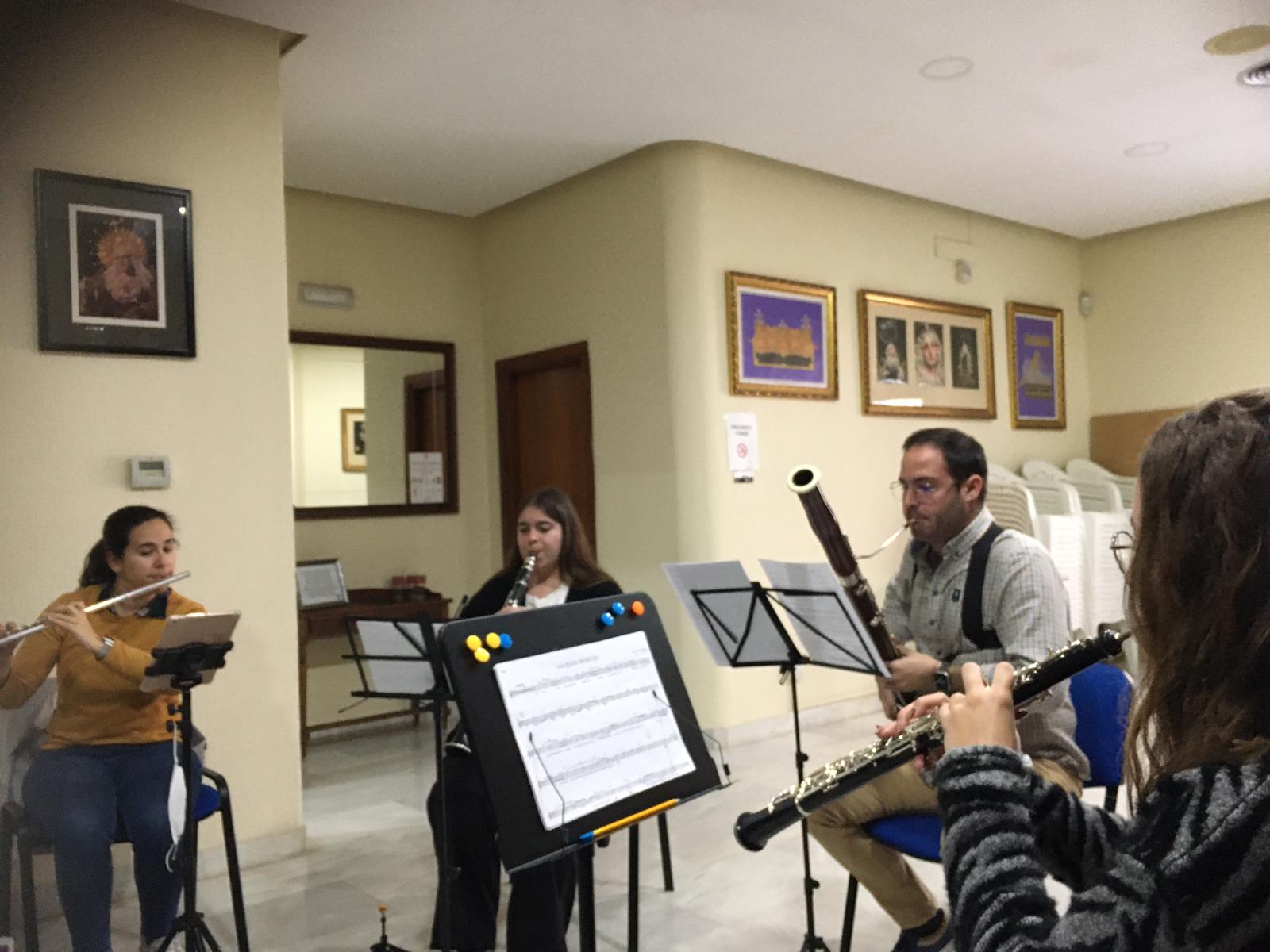 ‘Sonos Angelis’, música del renacimiento ante los pasos. El cuarteto ensayando en la casa de hermandad de La Mortaja.