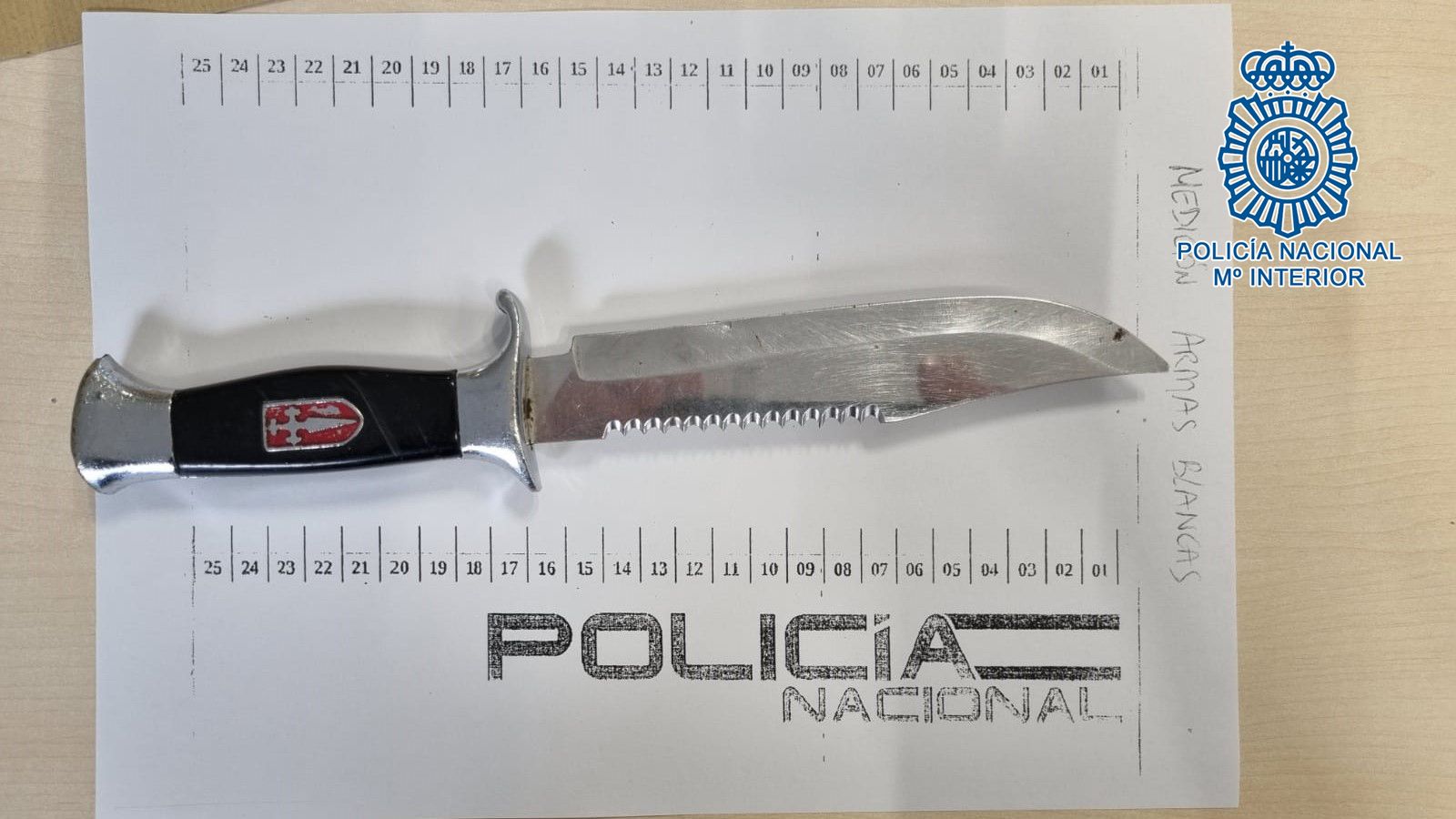 Cuchillo sustraído por la Policía Nacional.   Un hombre intenta agredir con un cuchillo a los trabajadores y clientes de una discoteca de Jerez