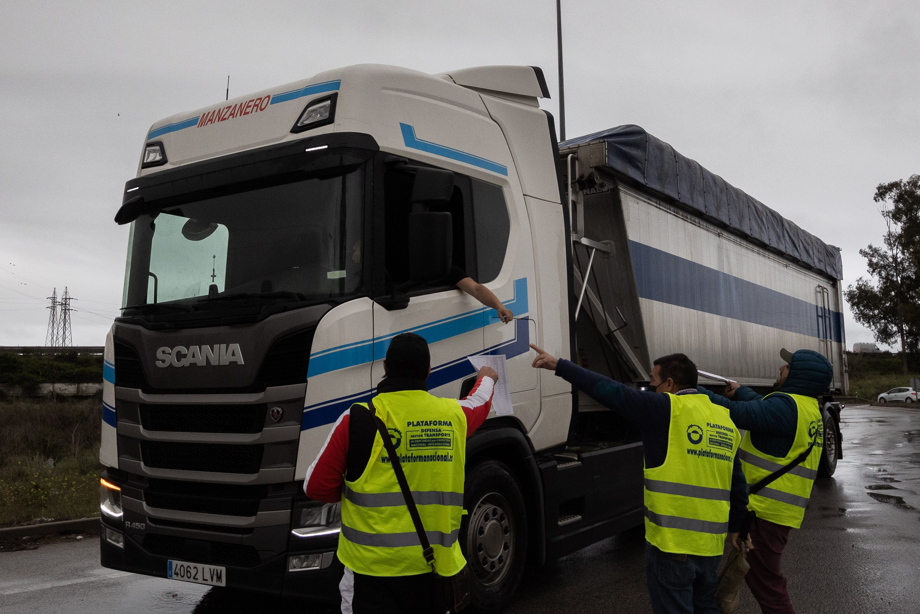 Huelga de transportistas. Suspendido el paro indefinido de los transportistas: denuncian "acoso por parte de las autoridades"