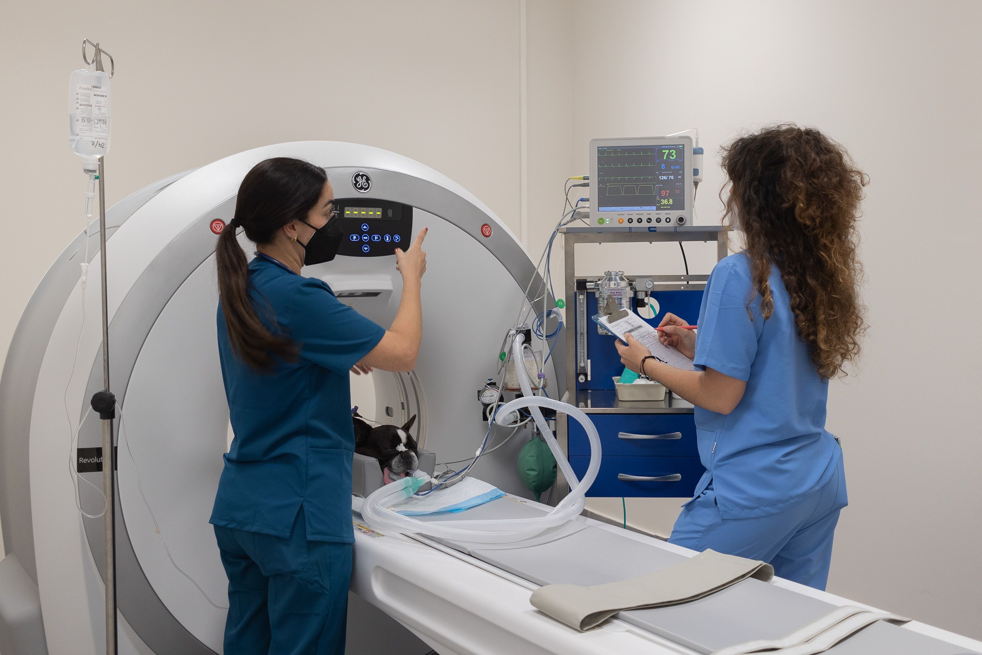 Las profesionales Ana y Lourdes supervisan un TAC.