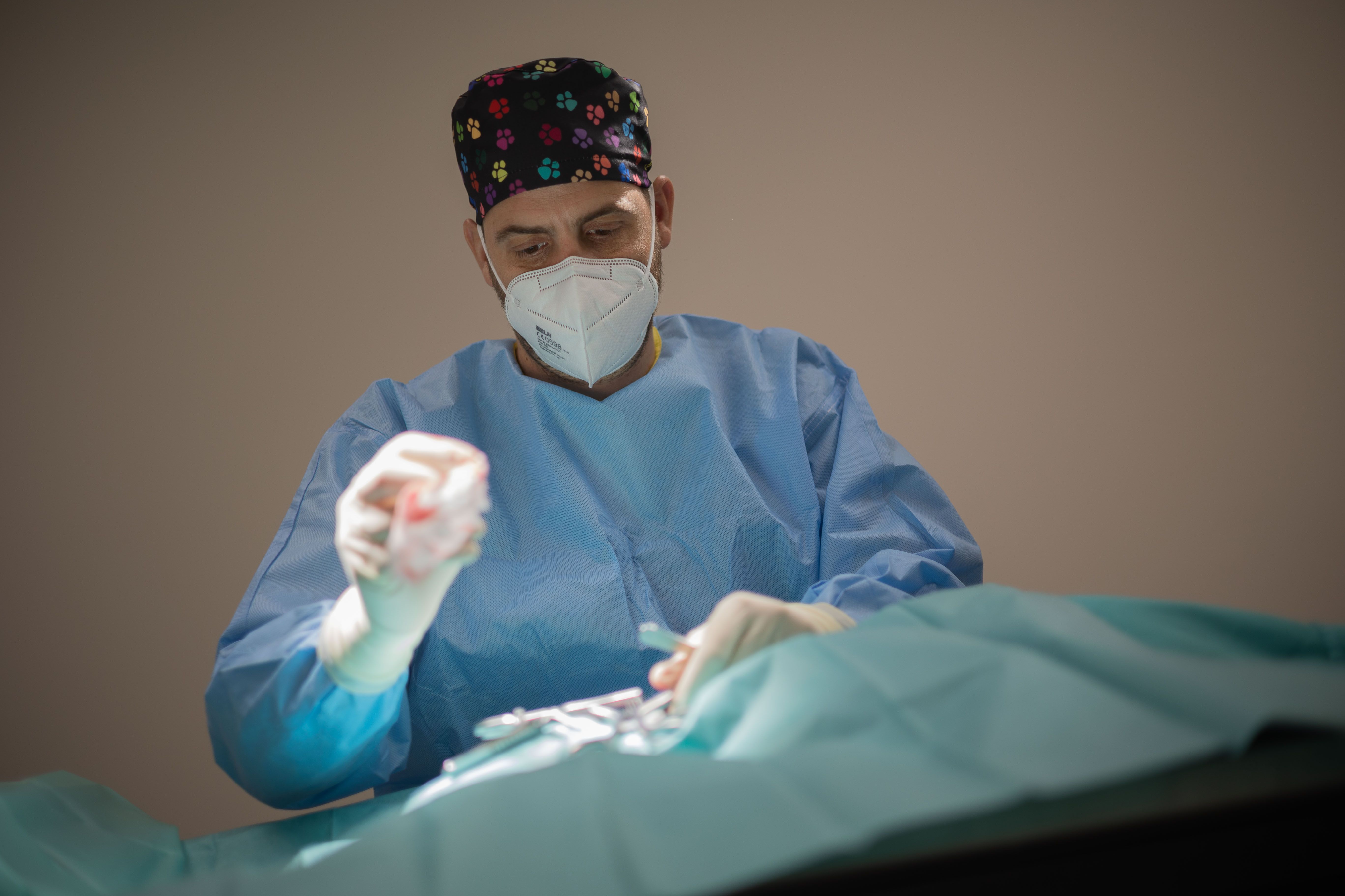 Juan Vega durante la cirugía.