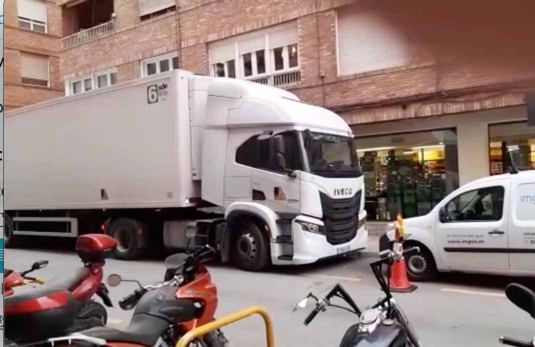 Descarga de un trailer en un supermercado en Granada.