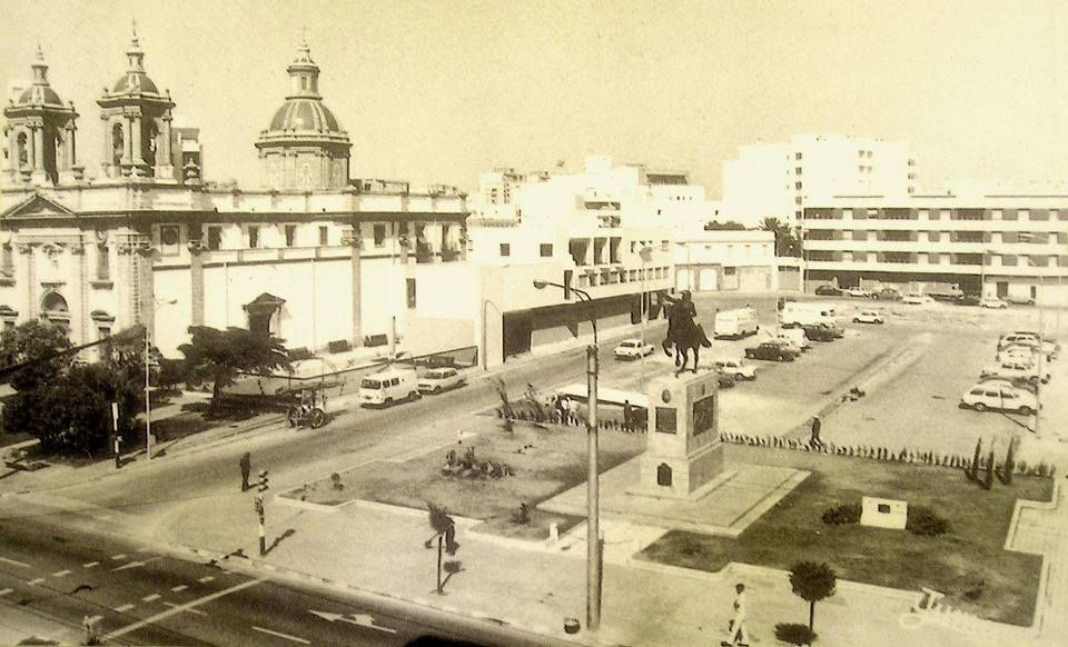 Una fotografía de los años 70, con la estatua de San Martín erigida en esa década con el escudo franquista en su basamento