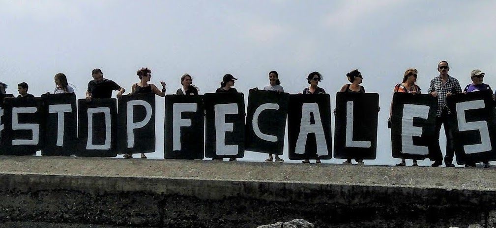 Protesta de Verdemar contra el vertido de aguas fecales en La Línea.