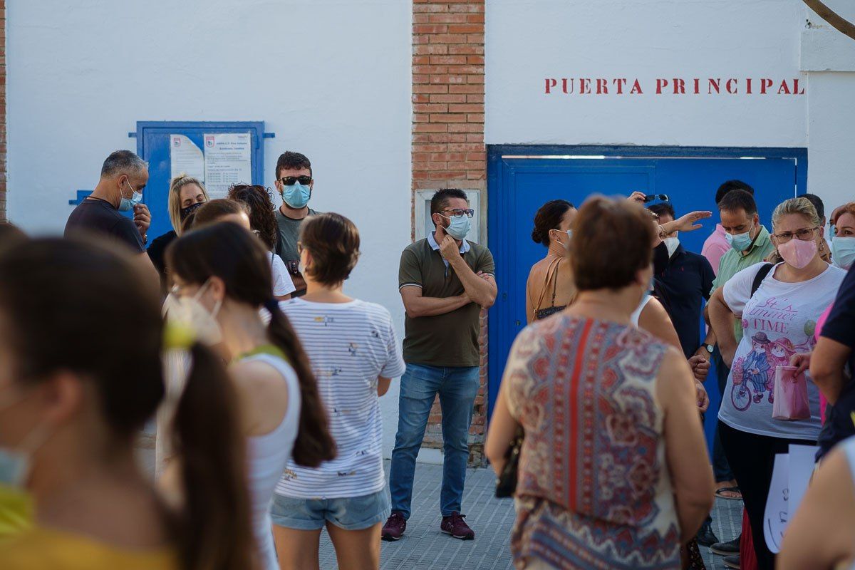 Jorge Rodríguez, alcalde de la localidad, en una movilización educativa en Trebujena