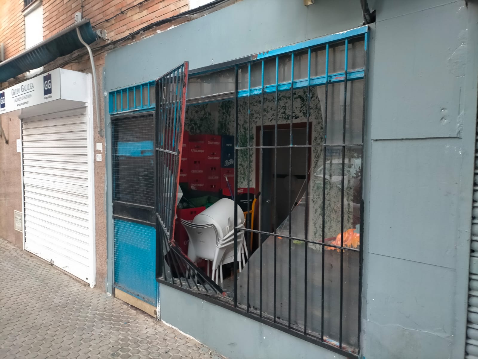Escaparate de un establecimiento roto en el barrio de El Cerezo.
