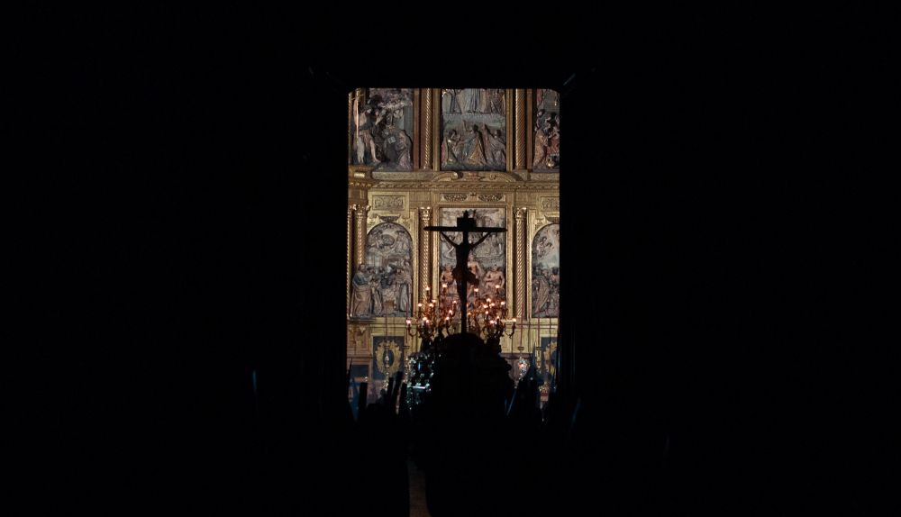 El Santo Crucifijo saliendo de San Miguel.