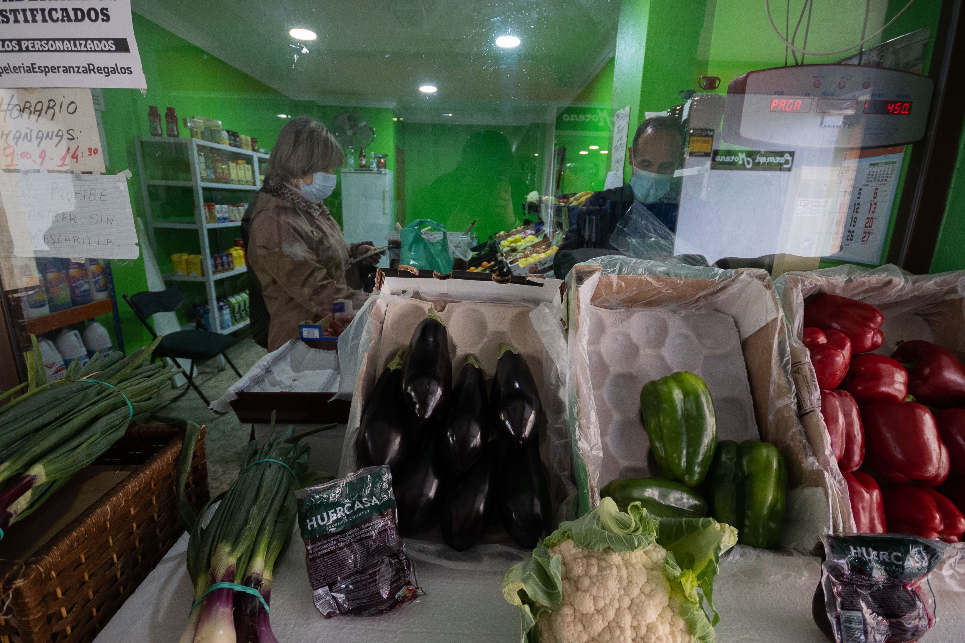 Familias y comerciantes, asfixiados por la inflación. Pequeño comercio en La Granja, barriada de Jerez, en una imagen reciente.
