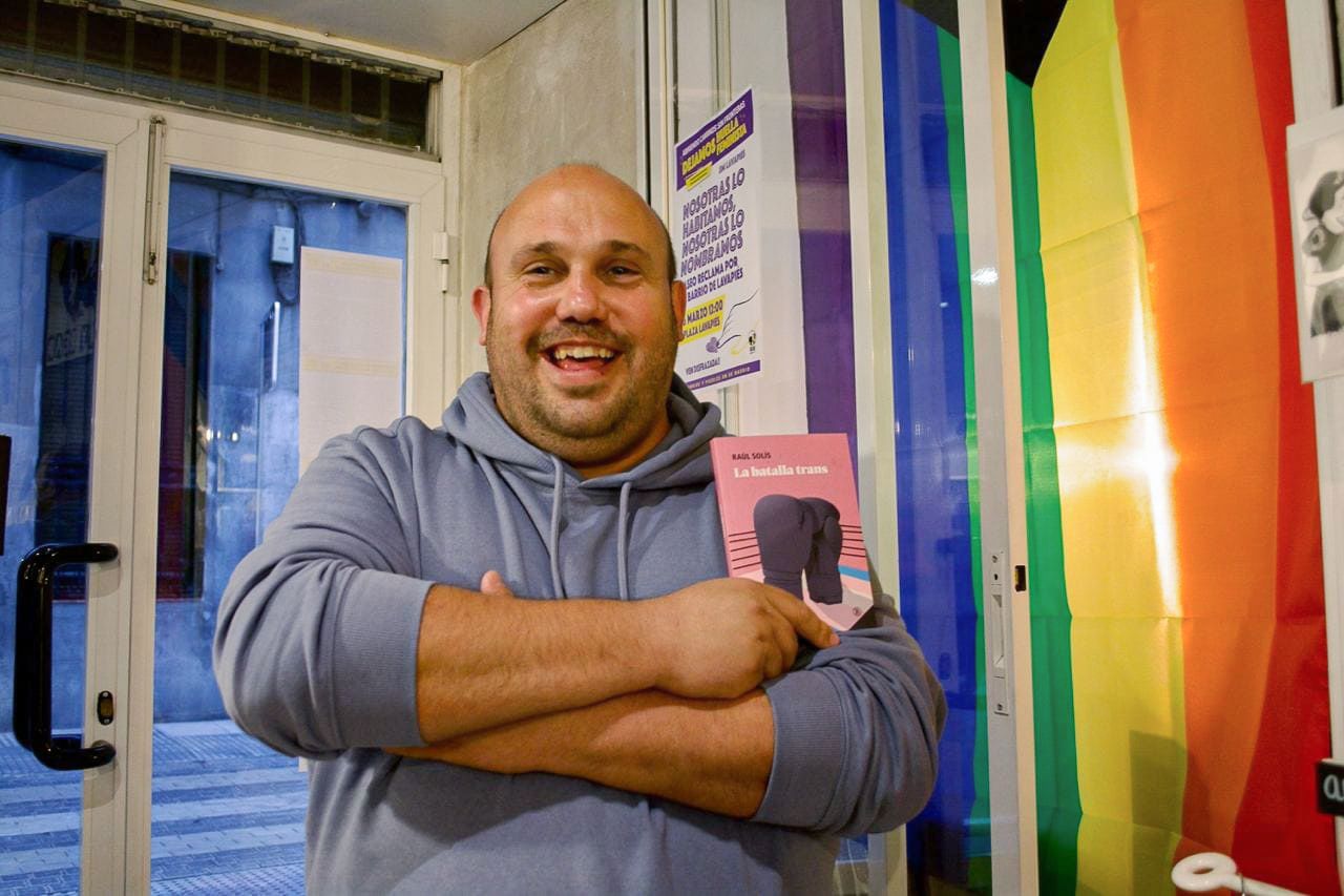 Raúl Solís posa con 'La batalla trans', una obra que se define como "artefacto contra el fanatismo"