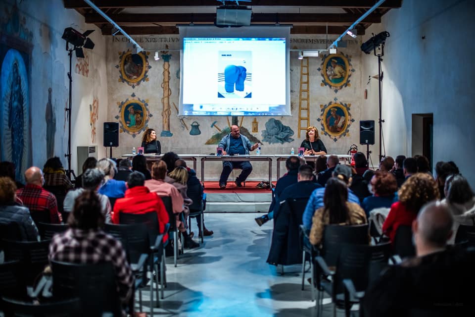 Raúl Solís, en la presentación de 'La batalla trans' junto a Pastora Filigrana y Mar Cambrollé en el Espacio Santa Clara de Sevilla