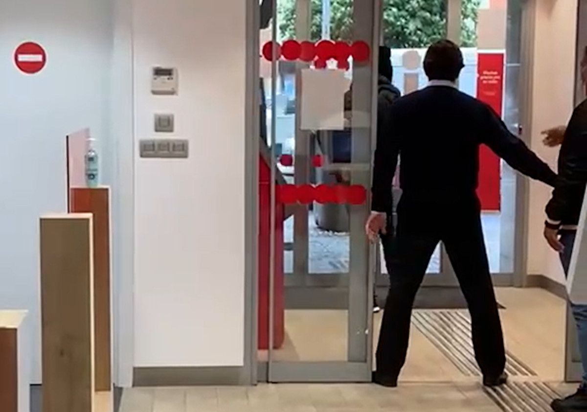 Un carterista intenta robar a un anciano en un banco Santander de Sevilla.