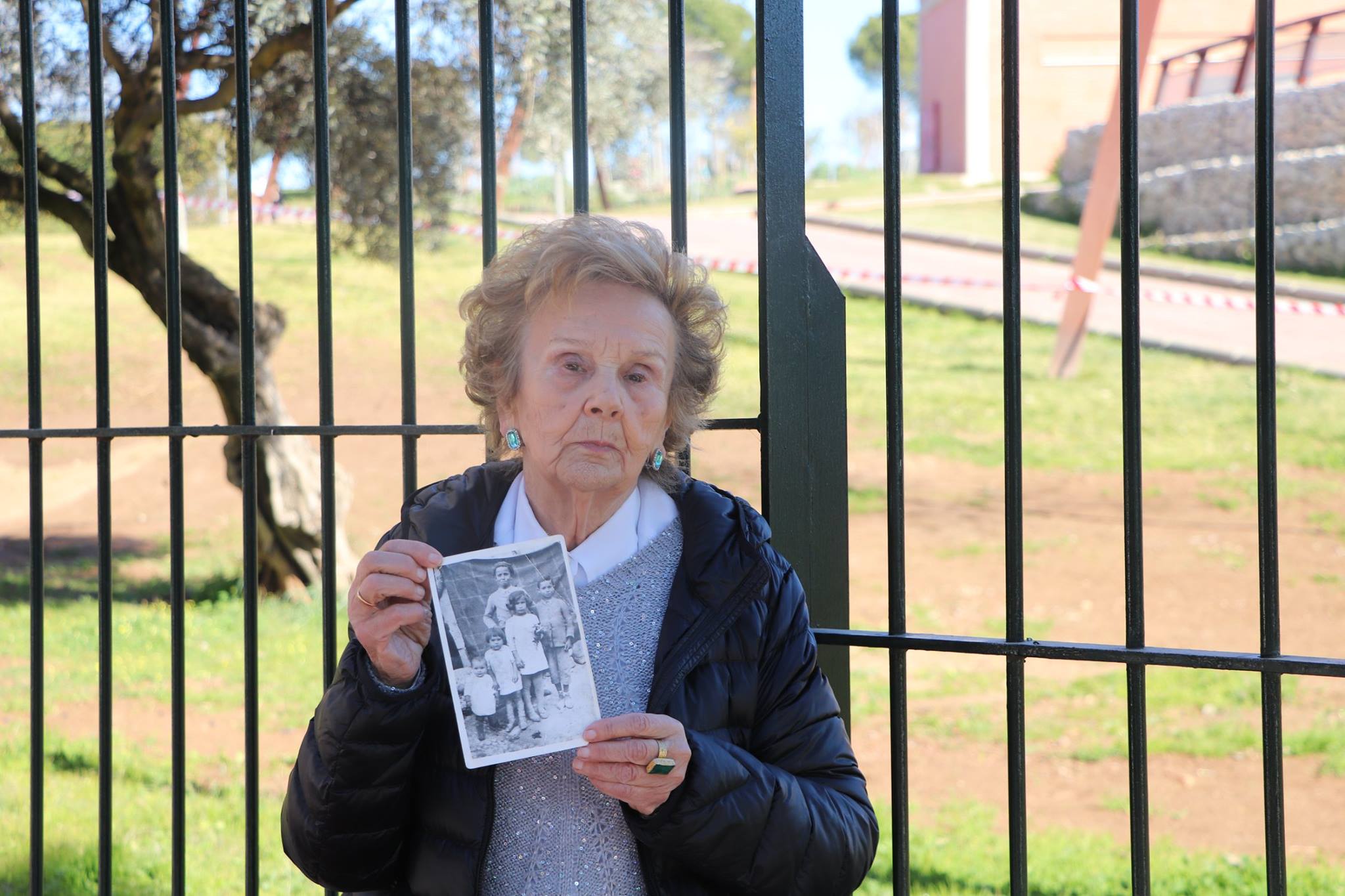 Remedios posa con la única foto que tiene de antes de que mataran a su padre y hermano. FOTO: R.S. 