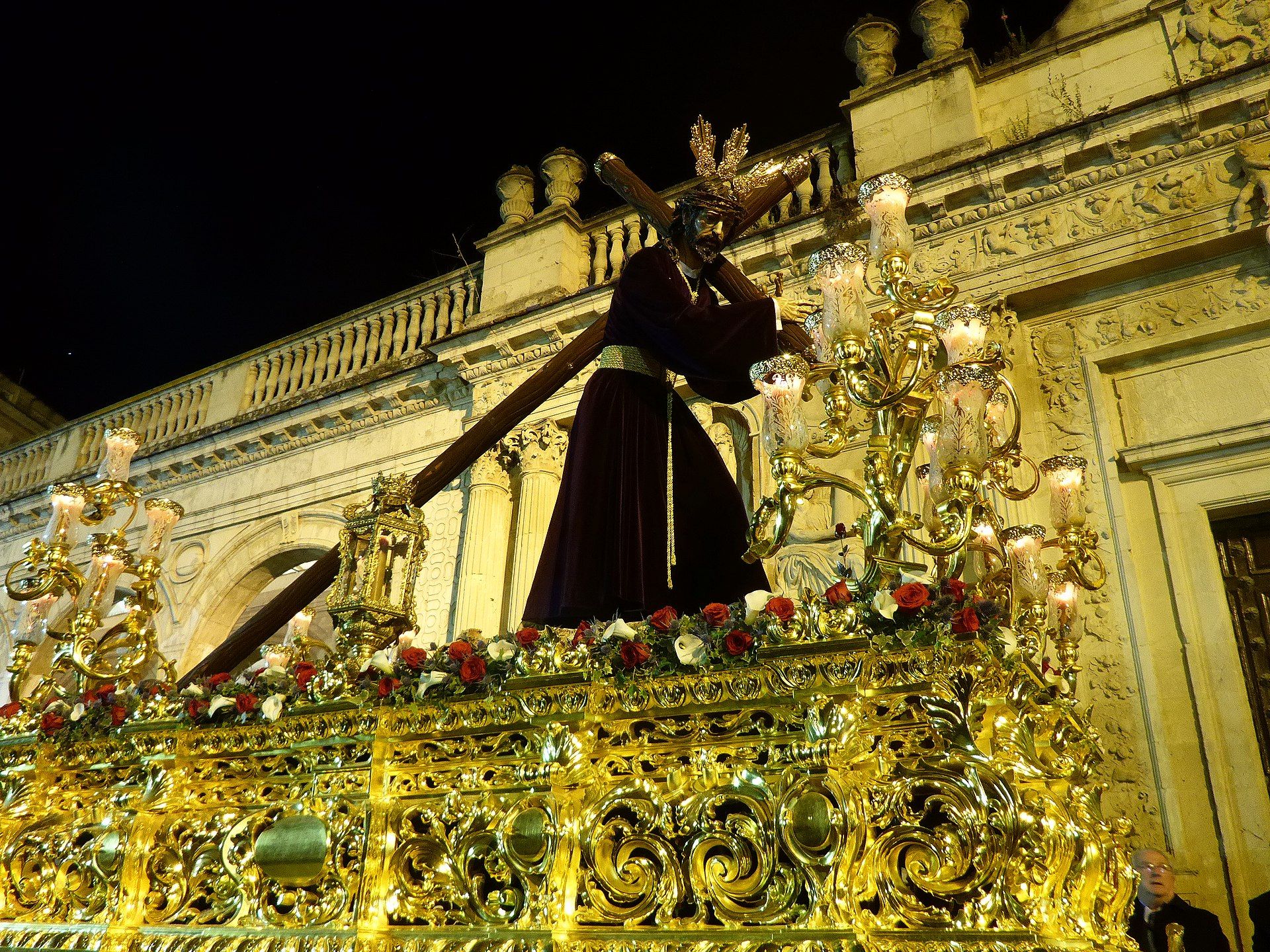 El Señor del Amparo en su paso ante la fachada del antiguo consistorio en Asunción.