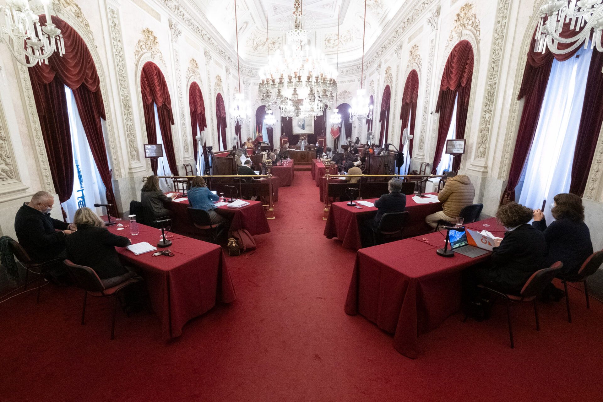 Un pleno del Ayuntamiento de Cádiz en una fotografía reciente