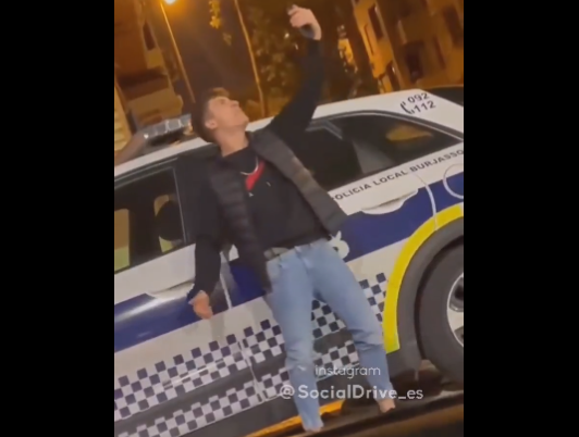 Un joven se mete en un coche de la policía para hacerse 'selfies', lo arranca y lo estrella. Foto @SocialDrive_es