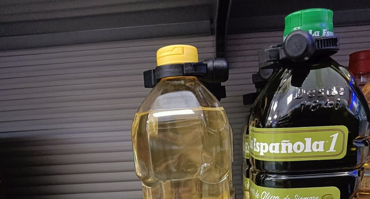 Botellas de aceite de girasol, con sistema antirrobo. 