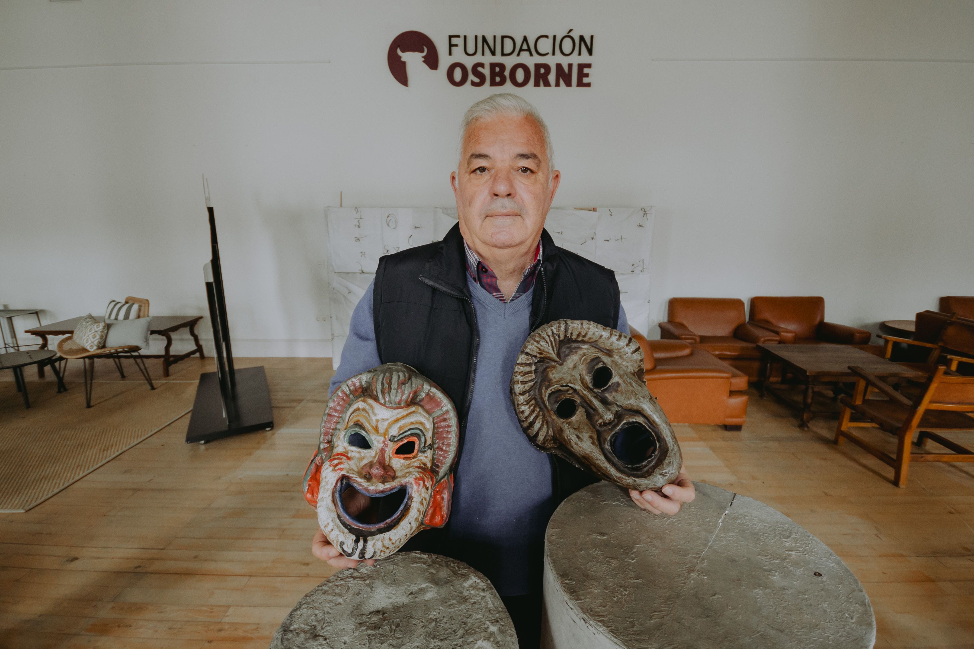 Emilio Flor, sujeta las máscaras que utilizan en las obras, uno de los cinco candidatos a recibir el máximo galardón de El Puerto.
