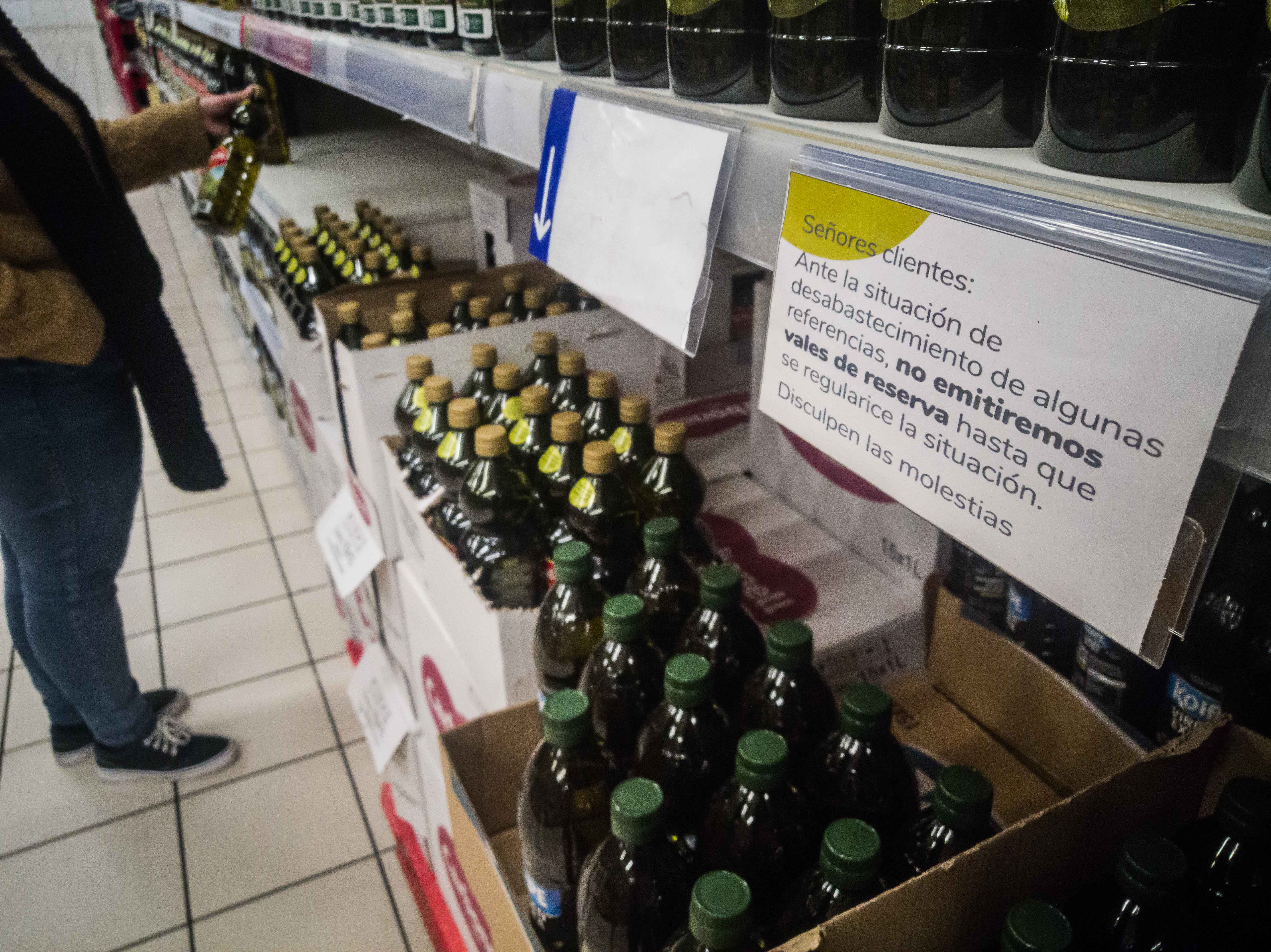Sección de aceites de oliva de un supermercado.