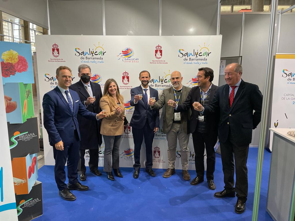 Brindis por la feria Bienmesabe en estand de Sanlúcar.