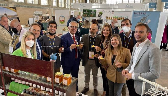 Representantes de la provincia disfrutando en la Feria.