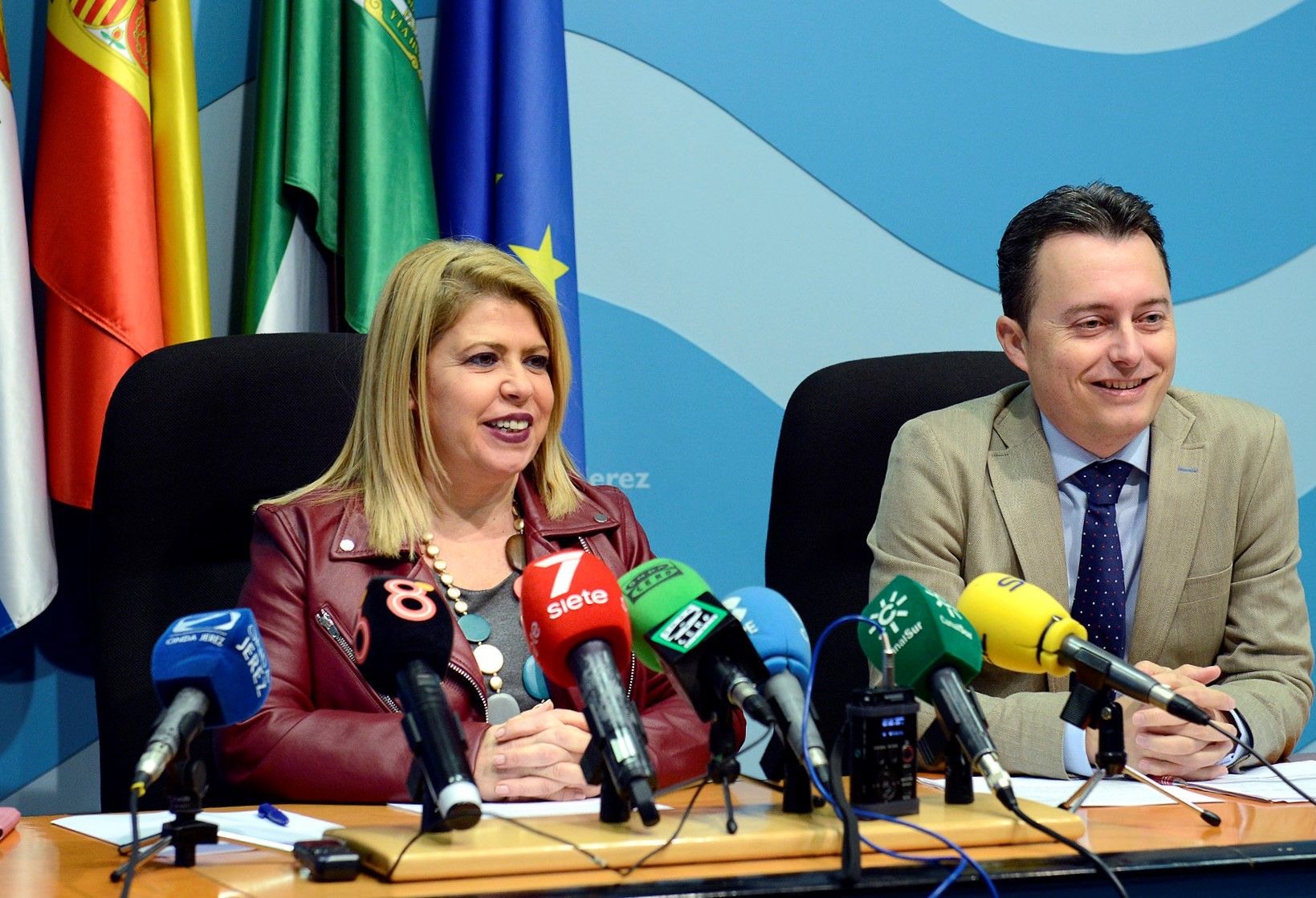 La alcaldesa, Mamen Sánchez, en rueda de prensa junto a su responsable político de Economía, Santiago Galván.