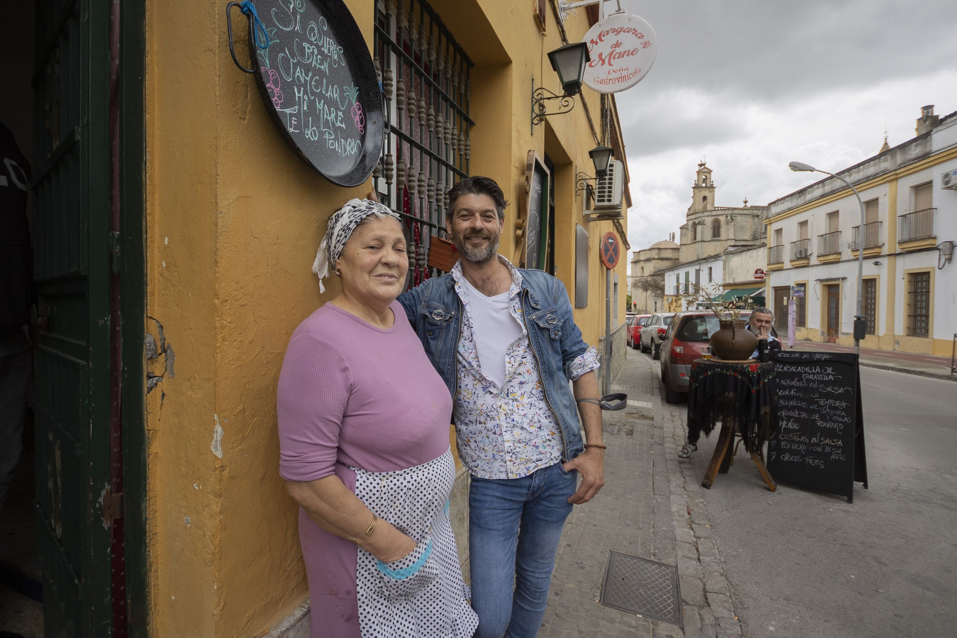 Margara y su hijo Manué de Mané en la peña gastrovinícola 'Margara de Mané, una peña de cocina gitana y mujeres en el barrio de Santiago. 