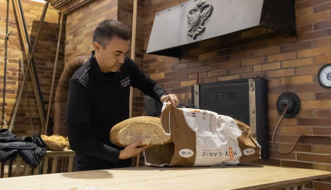 Israel va todas las mañanas a la panadería El Portal a recoger las teleras de pan con centeno