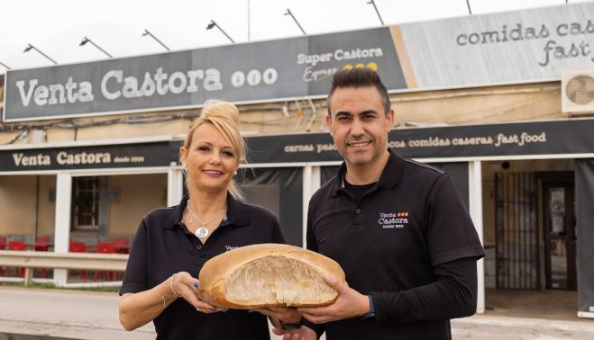 Mari Carmen e Israel posan para lavozdelsur.es con una de las teleras de pan de centeno