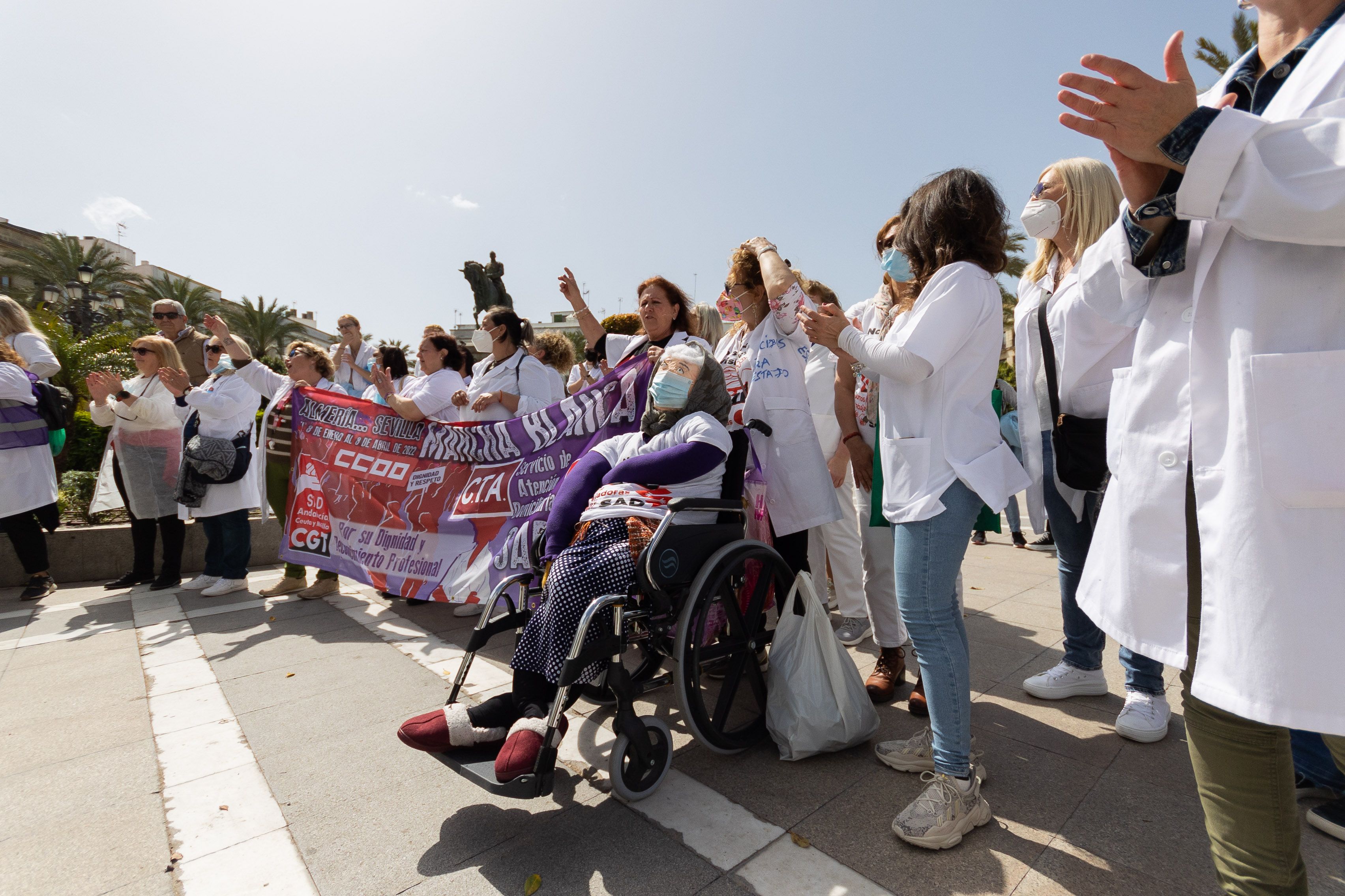 Una protesta de trabajadoras de ayuda a domicilio en una imagen de archivo en Jerez.