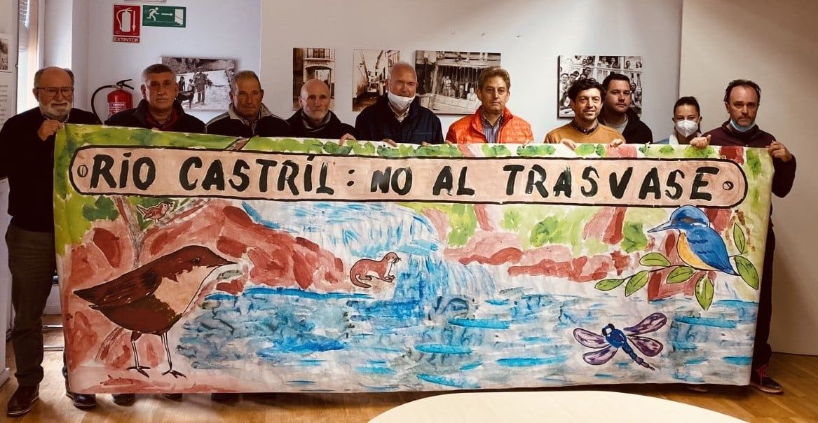 Ecologistas encerrados en el Ayuntamiento de Castril para impedir el trasvase del río.